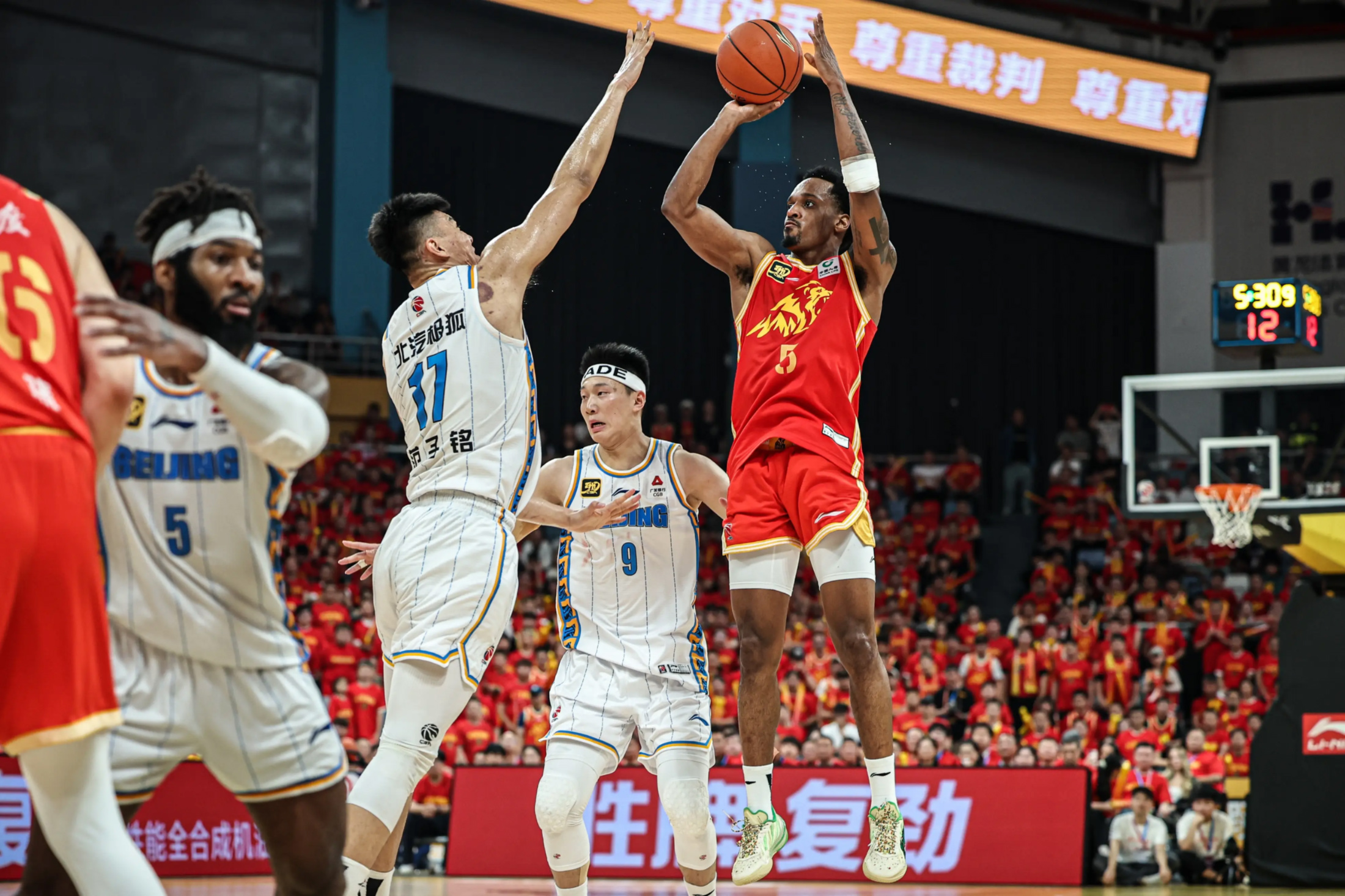 阿贾克斯关键时刻门线救险密尔沃基雄鹿绝杀压哨备战英超，媒体一致点评：广东宏远遗憾出局备战意甲的简单介绍